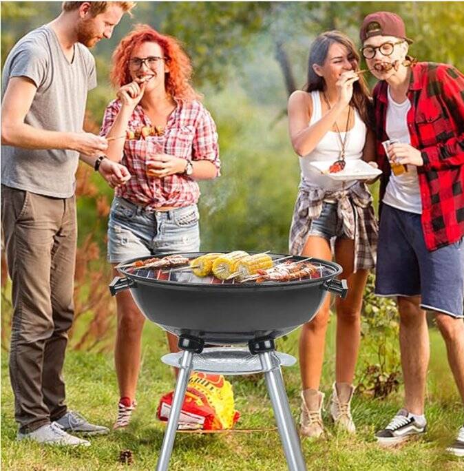 Amigos disfrutando de barbacoa