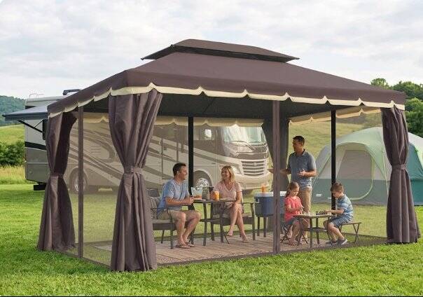 Pergola con mosquitera y zona de descanso